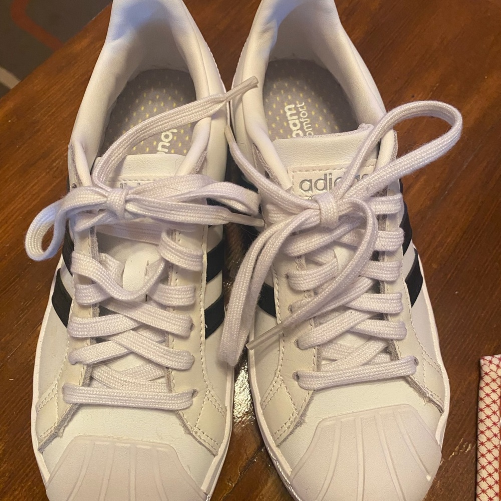 Women’s tennis shoes. Never worn